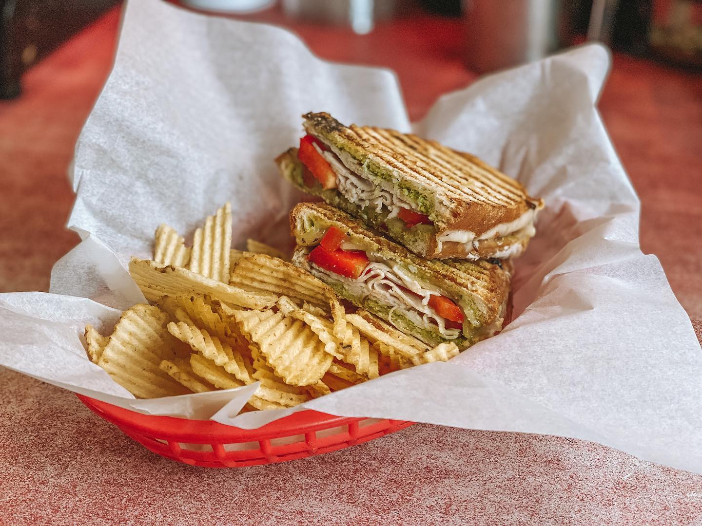 Pesto turkey panini with chips